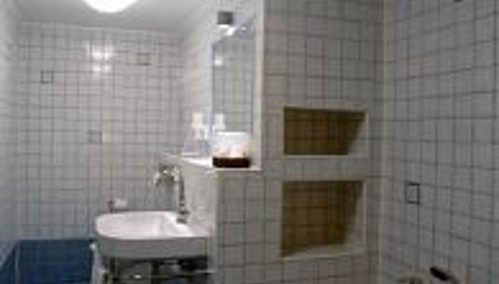 https://foto.hrsstatic.com/fotos/0/2/195/256/80/FFFFFF/http%3A%2F%2Ffoto-origin.hrsstatic.com%2Ffoto%2F4%2F5%2F9%2F3%2F459314%2F459314_d_623709.jpg/xvfiV19aNAcyD4oXk7BFTA%3D%3D/97%2C128/6/Manoir_Kasselslay-Clerf-Roder-Badezimmer-5-459314.jpg