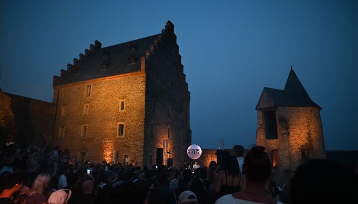 https://storage.googleapis.com/lu-echo-prod-experiences/lbC79zuYkW8rjAcs9SYy/electronic-music-experience-at-larochette-castle-62vpOu/DSC_0709-2.jpg