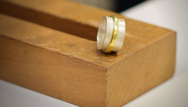 https://storage.googleapis.com/lu-echo-prod-experiences/zXJlfSJGseQDKINL3r1C/orfevre-et-la-creation-de-bijoux-en-argent-MqLA8-/Goldschmieden%2520Seite%252043_main.jpg