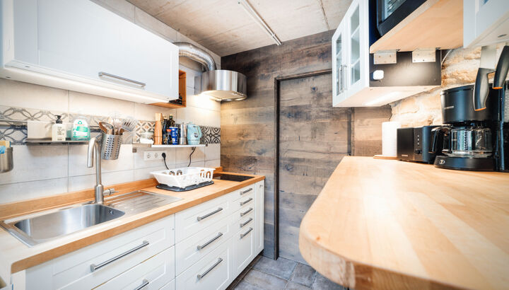 eppeltree-hideaway-cabin-mullerthal-luxembourg-kitchen-2_4.jpg