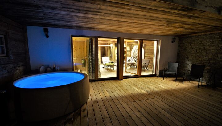 tandel-chalets-petry-wellnessbereich-terrasse-pool-nacht-a-chalets-petry.jpg