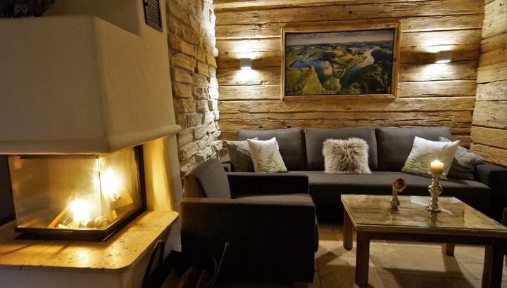 tandel-chalets-petry-wohnbereich-couch-kamin-c-chalets-petry.jpg