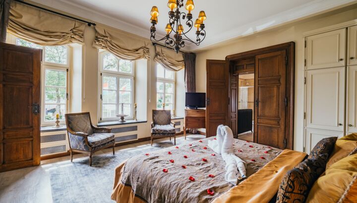 https://static.cubilis.eu/portal/Chateau_d-Urspelt-Luxembourg_/fotos/cew-chateau-urspelt-suite-grand-ducal-222-16-sd.jpg