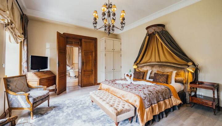 https://static.cubilis.eu/portal/Chateau_d-Urspelt-Luxembourg_/fotos/grand-ducal-suite-web-2.jpg
