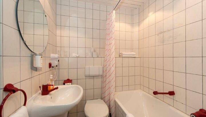 https://static.cubilis.eu/portal/hotel-belle-vue-vianden_/fotos/badkamer-1.jpg