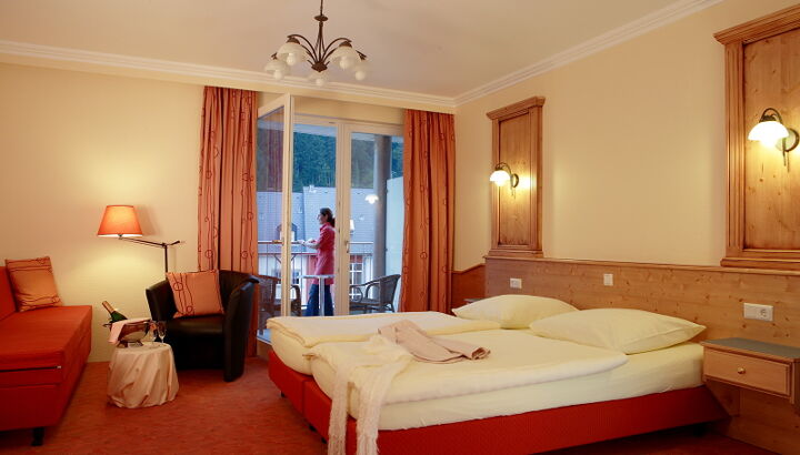 https://static.cubilis.eu/portal/hotel-belle-vue-vianden_/fotos/chambre_de_luxe_2_pepic_635406299935482970.jpg