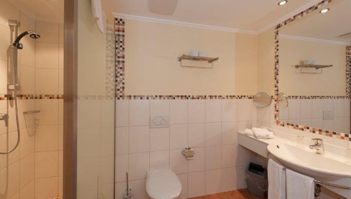 https://static.cubilis.eu/portal/hotel-belle-vue-vianden_/fotos/luxe-kamer-badkamer.jpg