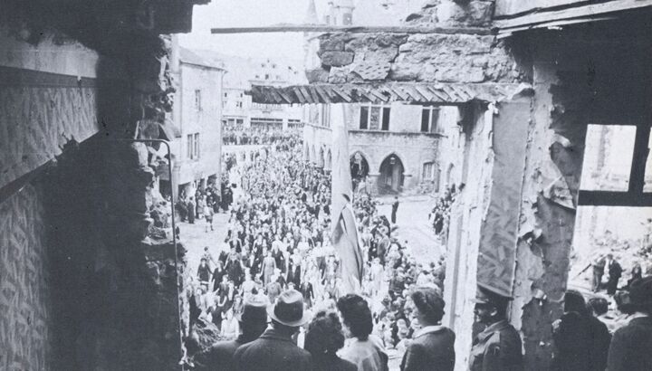 https://storage.googleapis.com/lu-echo-prod-experiences/4M7P7ge9QzbmXvafq5or/exposition-la-procession-dansante-1945-WWiOiy/Exposition-La-Procession-Dansante-1945-_main.jpg