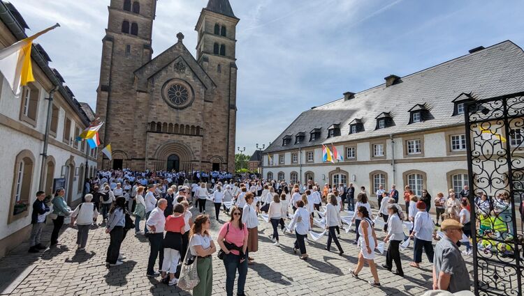 https://storage.googleapis.com/lu-echo-prod-experiences/4M7P7ge9QzbmXvafq5or/procession-dansante-d-echternach-lD01DA/Titel-2-kl_main.jpg
