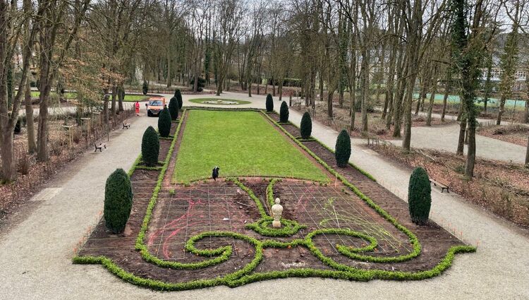 https://storage.googleapis.com/lu-echo-prod-experiences/4M7P7ge9QzbmXvafq5or/visites-guidees-dans-le-parc-historique-d-echternach-un-monument-refleurit-GGhDdO/Parc-2_main.jpg