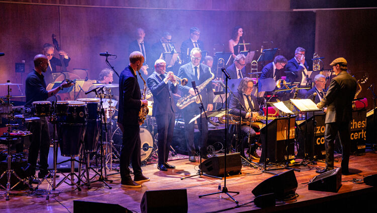 https://storage.googleapis.com/lu-echo-prod-experiences/G577j_0c_FIUpvwzP4_p/jazz-orchestra-of-the-concertgebouw-amsterdam-vIbyu2/JOC_Persfoto_2024_WEB_main.jpg