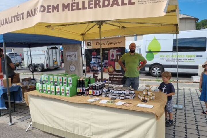 https://storage.googleapis.com/lu-echo-prod-experiences/N6tQG2A8y6wxTglLN58E/streetmarket-luxembourg-produkts-medernach-RWNKhg/202109%2520Stroossemaart%2520Letzebuerger%2520Produkter%2520(16)_main.jpg