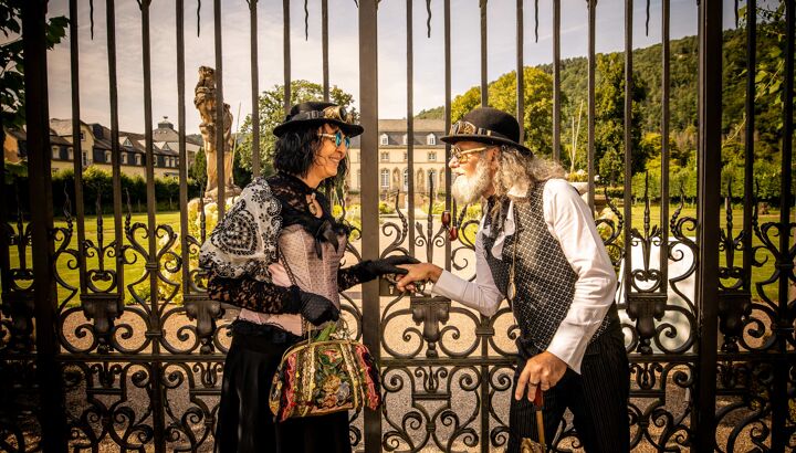 https://storage.googleapis.com/lu-echo-prod-experiences/N_fMf3EuXvqzY_9ttOTj/steampunk-convention-2025-WVcX1E/Marc-Vervaene_2024_Titel25kl_main.JPG