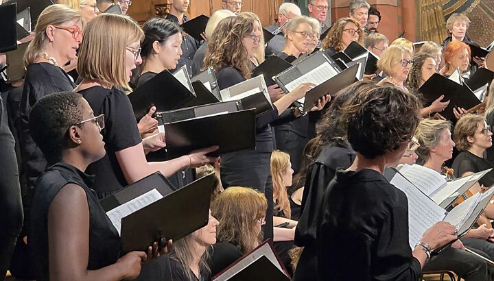 https://storage.googleapis.com/lu-echo-prod-experiences/SjhIc_rYybIaytMtgouc/midwinter-melodies-choir-s6dAuJ/Choir-group-singing.jpeg