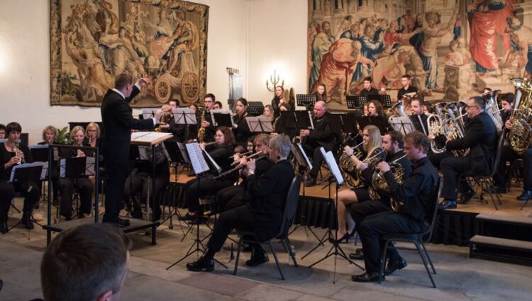 https://storage.googleapis.com/lu-echo-prod-experiences/lIEzdeTY48ZeDTr1186u/freijoorsconcert-vuan-der-veiner-musik-7sm-3f/Musek%2520Schlass_main.JPG