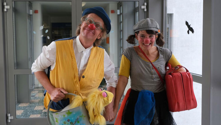 https://storage.googleapis.com/lu-echo-prod-experiences/lxfwcT2e03YSc7wTfxzo/duo-of-clowns-clownerie-mimilo-bxwIsy/Echo-Clown-Mimilo_main.jpg