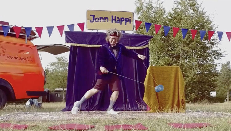 https://storage.googleapis.com/lu-echo-prod-experiences/lxfwcT2e03YSc7wTfxzo/jonn-happi-konfetti-show-Hy4N6j/Echo-Jonn-Happi_main.jpg