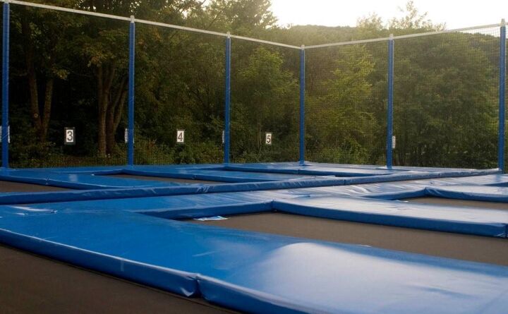 https://storage.googleapis.com/lu-echo-prod-experiences/oRjg7oXRTnffx5bs7M74JT/have-fun-at-the-trampoline-park-QvoqJc/Trampolin-Echternach-1_main.jpg