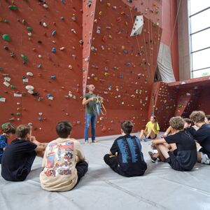 https://storage.googleapis.com/lu-echo-prod-experiences/oRjg7oXRTnffx5bs7M74JT/mini-koala-climbing-course-CdbkVx/Indoor-climbing-Koala-Kids-AJ-Echternach_main.jpg