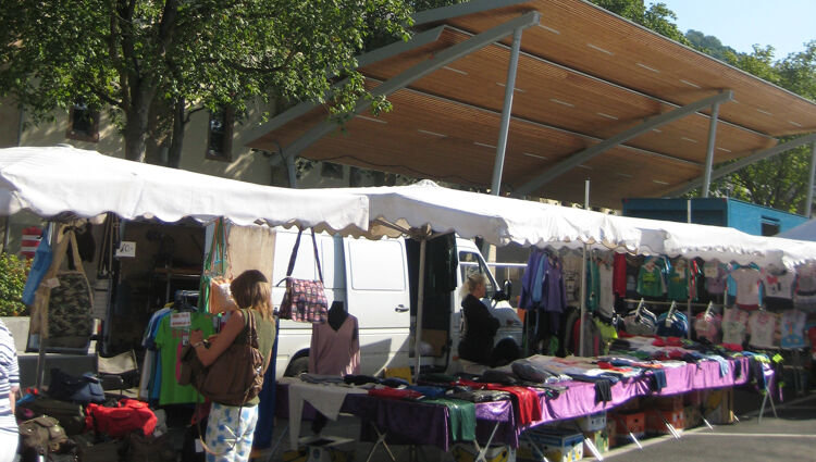 https://storage.googleapis.com/lu-echo-prod-experiences/uKYGdm5nS5XY1aijn6D6Fd/monthly-market-in-diekirch-0FAYJ1/MARCHE-MENSUEL-20130820-03-copie-2_main.jpg
