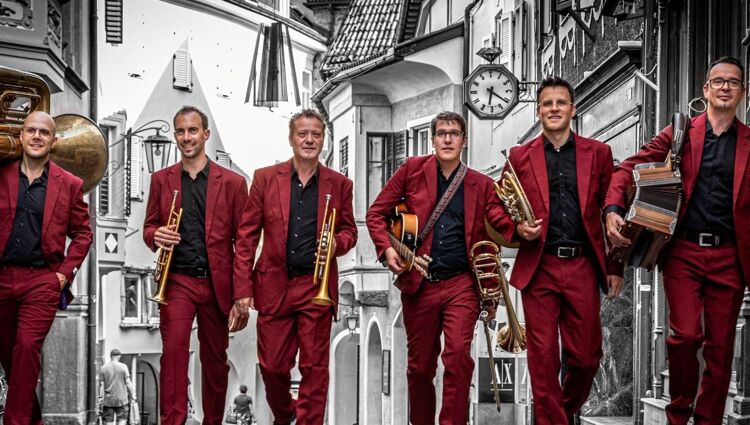 https://storage.googleapis.com/lu-echo-prod-experiences/vyU13xexZKuzTfkDppHWMh/4dmRkMVOo48BBC1imeq1pb-BKcD_z/04-25_Bozen-Brass_Copyright-Georg-Hochkofler-web-Kopie_main.jpg