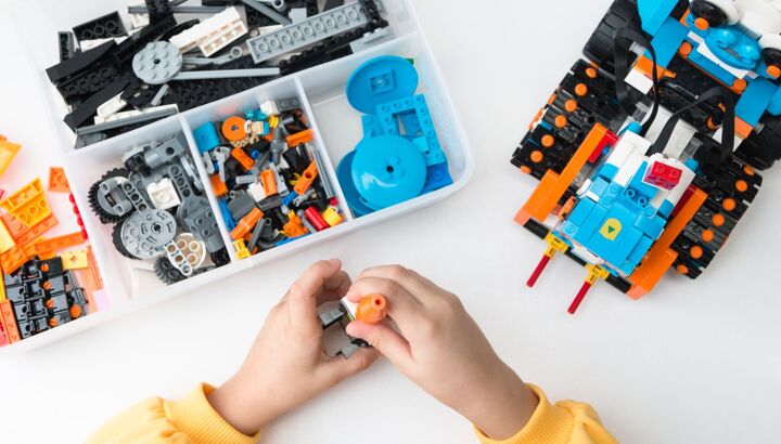 https://storage.googleapis.com/lu-echo-prod-experiences/vyU13xexZKuzTfkDppHWMh/lego-robotik-workshop-fur-kinder-fortgeschrittenenkurs-7ZxJbV/shutterstock_1240085545_web_main.jpg