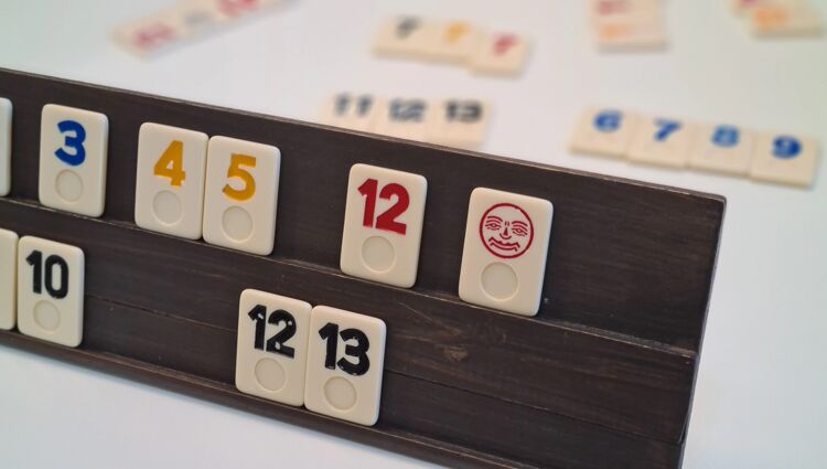 https://storage.googleapis.com/lu-echo-prod-experiences/zXJlfSJGseQDKINL3r1C/rummikub-nachmittag-8Bpdri/Rummikub%2520kompr_0_main.jpg